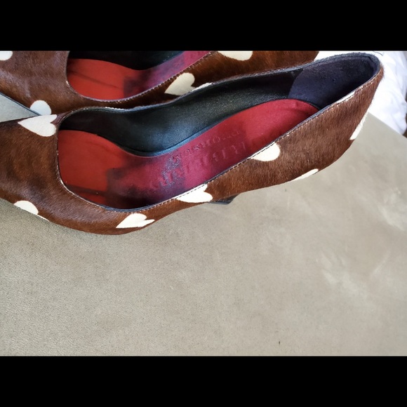 Louis Vuitton lady’s shoes

size 5.5 feels like a size 6 Burberry

Made in Italy - Picture 4 of 5